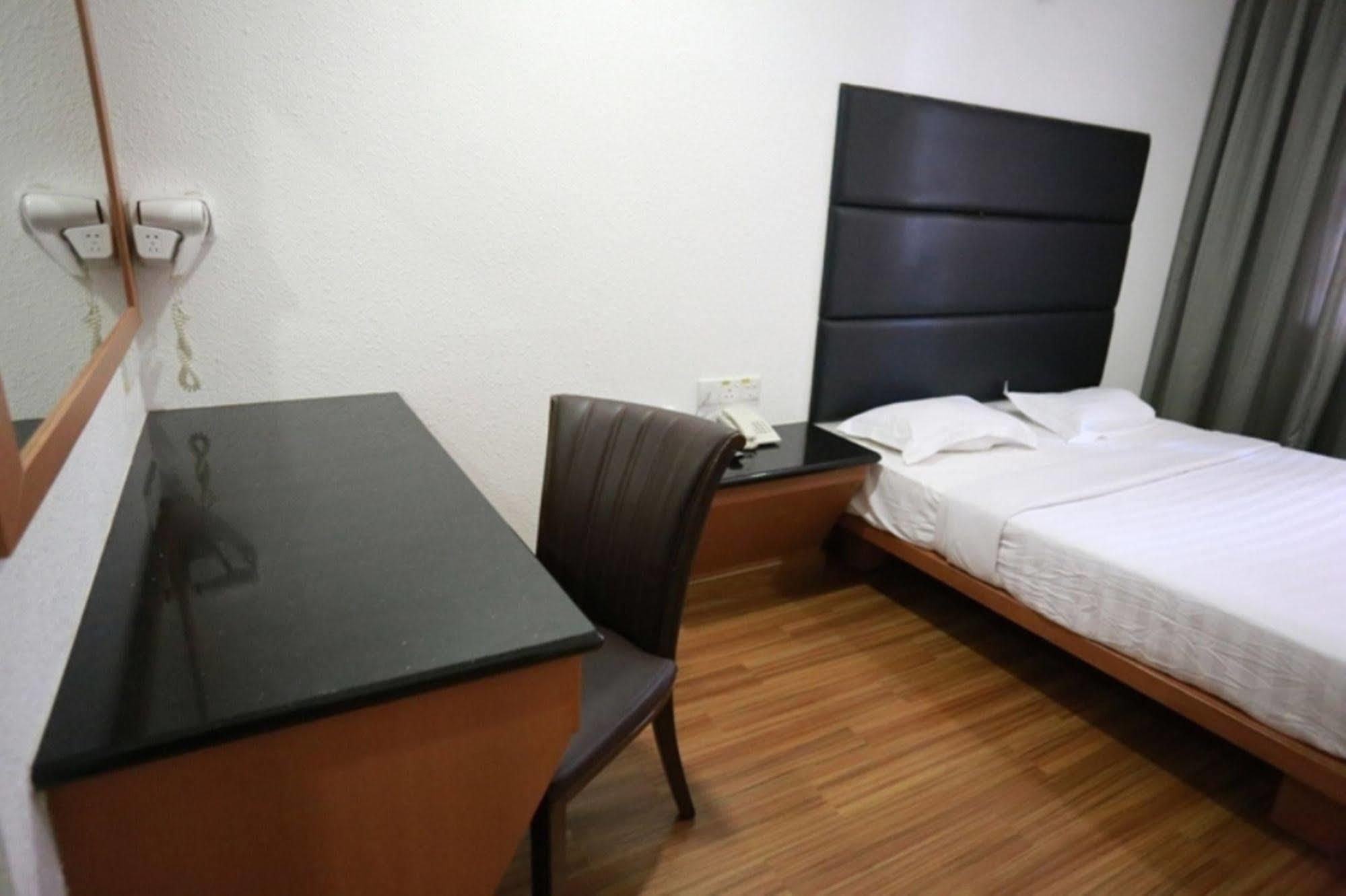 Crystal Lodge Кота Бару Екстериор снимка